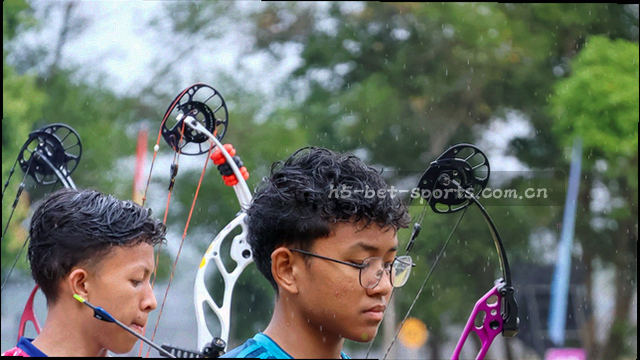 低光赛场上的运动员剪影与荧光运动轨迹，画面强调速度感