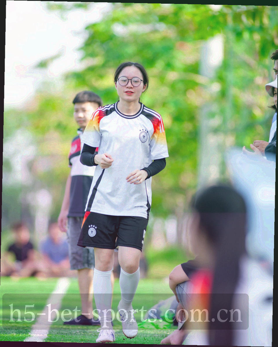深墨绿底上的荧光球场边线、暖橙运动轨迹与低光看台剪影